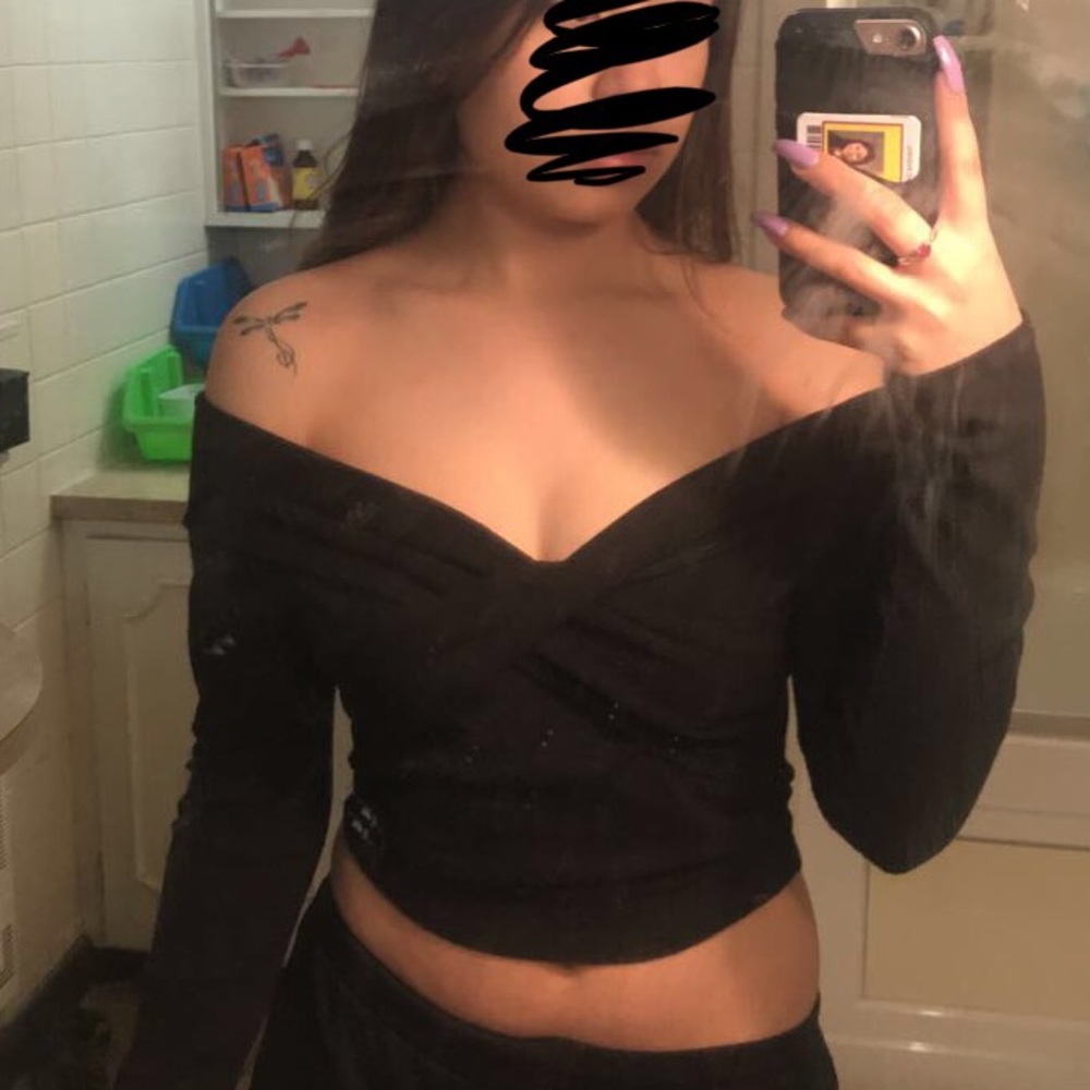 Black Long-Sleeve Crop Top